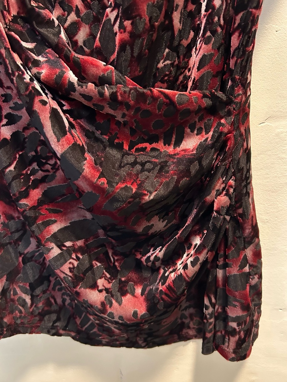 Karen Kane Burnout Velvet Red Black Surplice Faux Wrap Top XL Whimsygoth - Picture 4 of 6